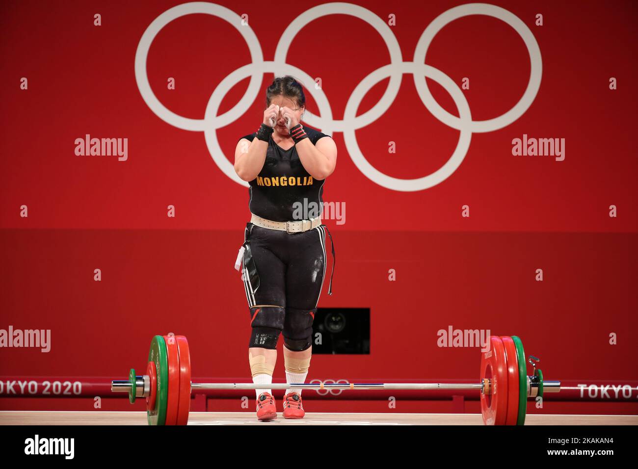 02 AGOSTO 2021 - TOKYO, GIAPPONE: Mönkhjantsangiin ANKHTSETSEG della Mongolia reagisce durante il Weightlifting Women's 87kg ai Giochi Olimpici di Tokyo 2020 (Foto di Mickael Chavet/RX) Foto Stock