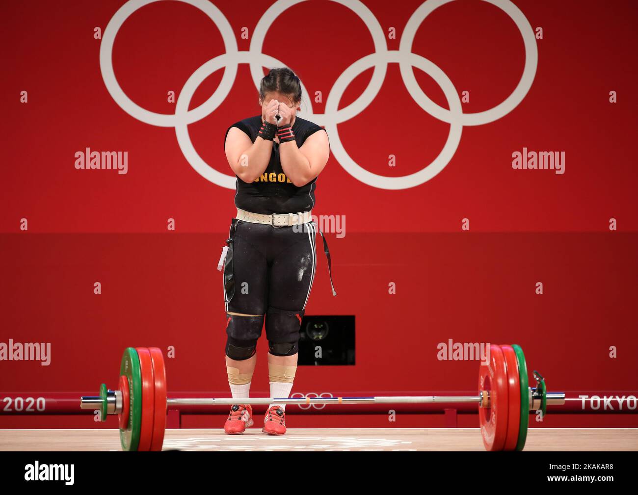 02 AGOSTO 2021 - TOKYO, GIAPPONE: Mönkhjantsangiin ANKHTSETSEG della Mongolia reagisce durante il Weightlifting Women's 87kg ai Giochi Olimpici di Tokyo 2020 (Foto di Mickael Chavet/RX) Foto Stock