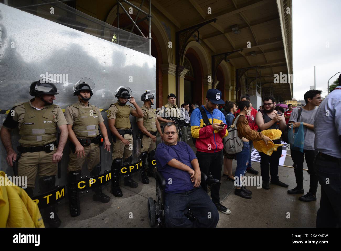 Polizia antisommossa guardia durante una protesta dei funzionari contro il governo proposto aumento della tariffa sui trasporti pubblici a San Paolo, Brasile, Giovedi, 19 gennaio 2017. La protesta è stata organizzata dal Free fare Movement, lo stesso gruppo che ha avviato manifestazioni di massa contro il governo che hanno riempito le strade del Brasile nel 2013. (Foto di Cris FAGA/NurPhoto) *** Please use Credit from Credit Field *** Foto Stock