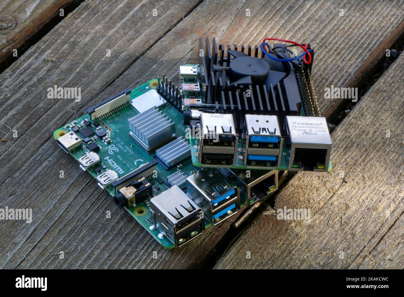 Un microcomputer Raspberry Pi 4B con un dissipatore di calore nero per la prototipazione di ingegneria elettrica e lo sviluppo di software per STELO K-12 Foto Stock