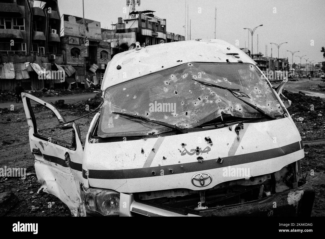 01/22/2017 Mosul, Iraq. Quartiere chiamato al Sukar. Come zucchero. Dovrebbe essere chiamata l'amarezza, almeno dopo che gente di questa città ha sperimentato. Le strade sono segnate da conchiglie, si possono trovare auto relitti sparsi in tutto il mondo. È difficile distinguere quale di essi dovrebbe essere usato in un attacco suicida. Alcuni viali si tormentano con vuoto, mentre gli altri migrano costantemente da un luogo all'altro. La gente vuole condividere le loro storie - 'là, accanto al negozio di pittura terrorista si è esploso'. I suoi resti giacciono sparsi in un mucchio di spazzatura. In realtà, CE ne erano due Foto Stock