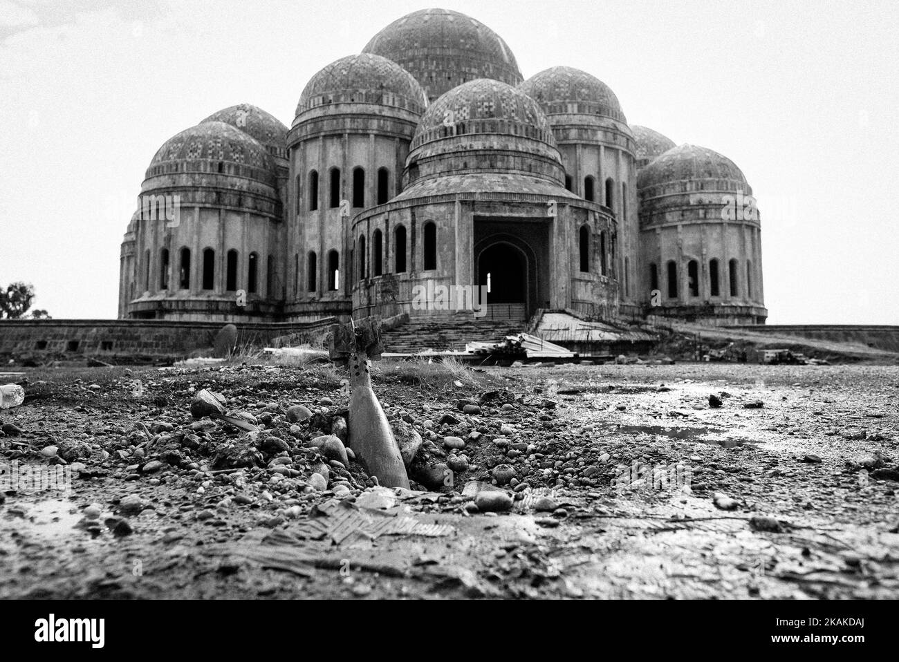 01/22/2017 Mosul, Iraq. Quartiere chiamato al Sukar. Come zucchero. Dovrebbe essere chiamata l'amarezza, almeno dopo che gente di questa città ha sperimentato. Le strade sono segnate da conchiglie, si possono trovare auto relitti sparsi in tutto il mondo. È difficile distinguere quale di essi dovrebbe essere usato in un attacco suicida. Alcuni viali si tormentano con vuoto, mentre gli altri migrano costantemente da un luogo all'altro. La gente vuole condividere le loro storie - 'là, accanto al negozio di pittura terrorista si è esploso'. I suoi resti giacciono sparsi in un mucchio di spazzatura. In realtà, CE ne erano due Foto Stock