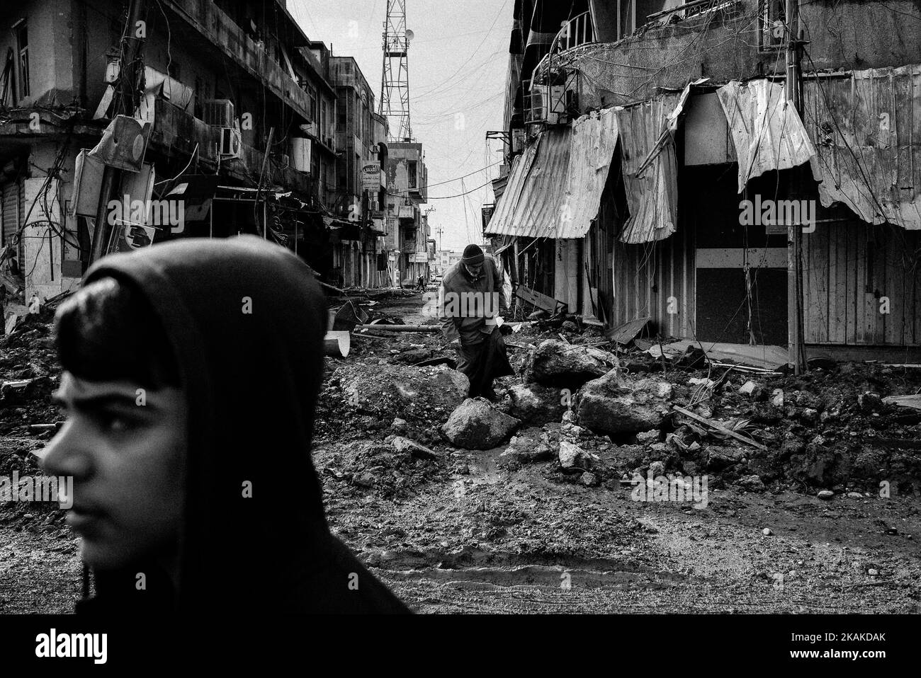 01/22/2017 Mosul, Iraq. Quartiere chiamato al Sukar. Come zucchero. Dovrebbe essere chiamata l'amarezza, almeno dopo che gente di questa città ha sperimentato. Le strade sono segnate da conchiglie, si possono trovare auto relitti sparsi in tutto il mondo. È difficile distinguere quale di essi dovrebbe essere usato in un attacco suicida. Alcuni viali si tormentano con vuoto, mentre gli altri migrano costantemente da un luogo all'altro. La gente vuole condividere le loro storie - 'là, accanto al negozio di pittura terrorista si è esploso'. I suoi resti giacciono sparsi in un mucchio di spazzatura. In realtà, CE ne erano due Foto Stock