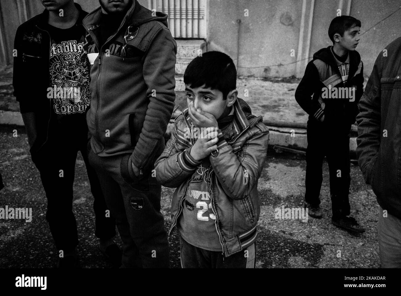 01/22/2017 Mosul, Iraq. Quartiere chiamato al Sukar. Come zucchero. Dovrebbe essere chiamata l'amarezza, almeno dopo che gente di questa città ha sperimentato. Le strade sono segnate da conchiglie, si possono trovare auto relitti sparsi in tutto il mondo. È difficile distinguere quale di essi dovrebbe essere usato in un attacco suicida. Alcuni viali si tormentano con vuoto, mentre gli altri migrano costantemente da un luogo all'altro. La gente vuole condividere le loro storie - 'là, accanto al negozio di pittura terrorista si è esploso'. I suoi resti giacciono sparsi in un mucchio di spazzatura. In realtà, CE ne erano due Foto Stock