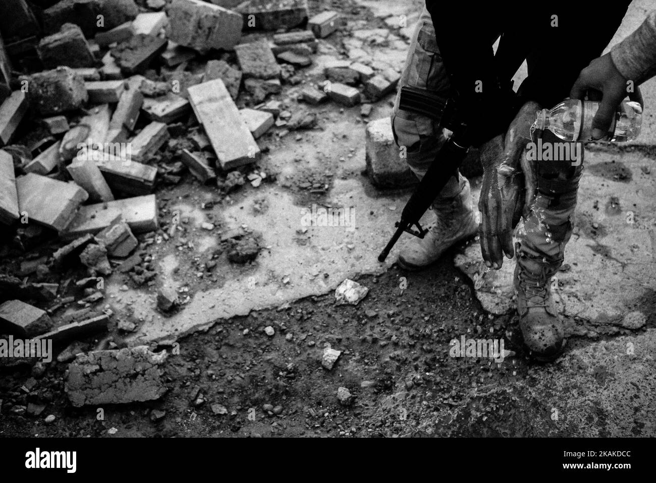 01/22/2017 Mosul, Iraq. Quartiere chiamato al Sukar. Come zucchero. Dovrebbe essere chiamata l'amarezza, almeno dopo che gente di questa città ha sperimentato. Le strade sono segnate da conchiglie, si possono trovare auto relitti sparsi in tutto il mondo. È difficile distinguere quale di essi dovrebbe essere usato in un attacco suicida. Alcuni viali si tormentano con vuoto, mentre gli altri migrano costantemente da un luogo all'altro. La gente vuole condividere le loro storie - 'là, accanto al negozio di pittura terrorista si è esploso'. I suoi resti giacciono sparsi in un mucchio di spazzatura. In realtà, CE ne erano due Foto Stock