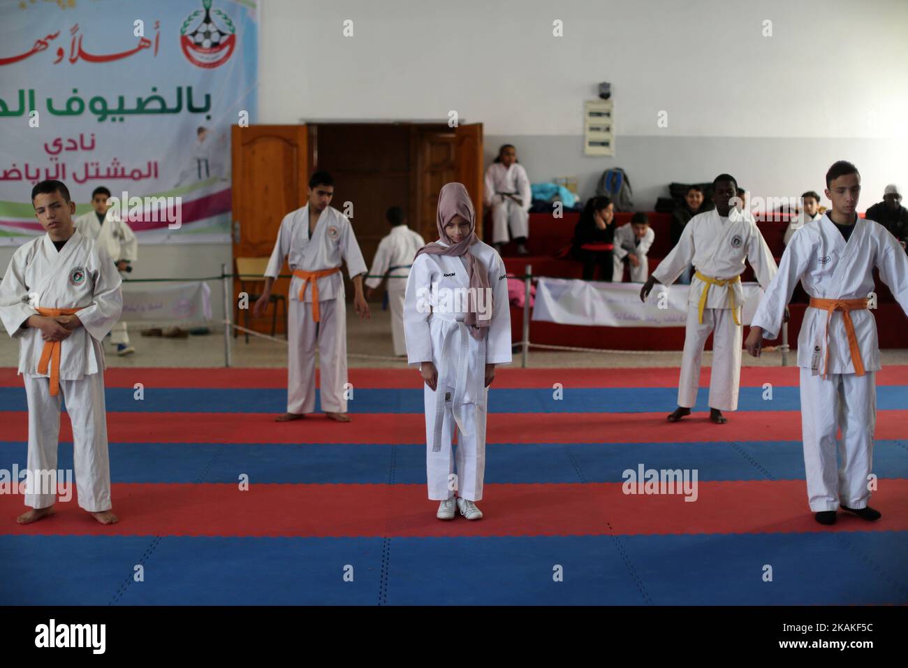 I palestinesi non vedenti e ipovedenti prendono parte a una classe di Karate presso il club al-Masshal nella città di Gaza il 30 gennaio 2017. La formazione si svolge due volte alla settimana dal club per sollevare il morale dei bambini, ha detto formatori . (Foto di Majdi Fathi/NurPhoto) *** Please use Credit from Credit Field *** Foto Stock