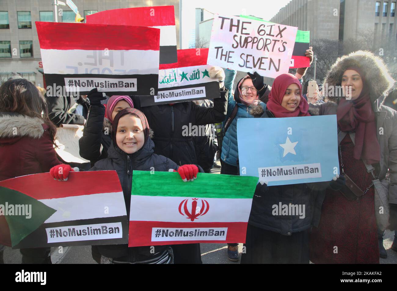 Le donne musulmane hanno dei segnali con le bandiere dei paesi vietati durante una massiccia protesta contro il divieto di viaggio del presidente Trump al di fuori del Consolato degli Stati Uniti nel centro di Toronto, Ontario, Canada, il 30 gennaio 2017. I canadesi si sono Uniti a paesi di tutto il mondo nel protestare contro l'ordine esecutivo del presidente americano Donald Trump, vietando i cittadini di sette paesi musulmani a maggioranza (Iran, Iraq, Sudan, Somalia, Siria, Yemen e Libia) di entrare negli Stati Uniti per i prossimi tre mesi e di vietare ai rifugiati siriani di entrare indefinitamente in America. (Foto di Creative Touch Imaging Ltd./NurP Foto Stock