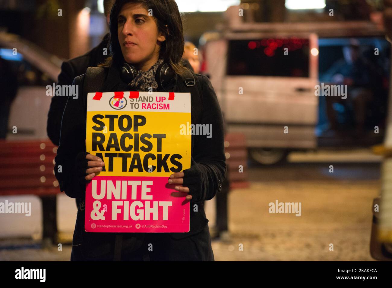 Una persona partecipa a una manifestazione contro Trump Â ‘Muslim BanÂ’ lunedì 30 gennaio 2017 a Manchester, Regno Unito. La manifestazione, che è avvenuta in solidarietà con altre manifestazioni in altre città, è stata spinta dalla firma da parte del presidente Trump di un ordine esecutivo che ha fermato l'intero programma per i rifugiati degli Stati Uniti e ha vietato chiunque provenga da Iran, Iraq, Libia, Somalia, Sudan, Siria e Yemen, nonché persone con doppia nazionalità. (Foto di Jonathan Nicholson/NurPhoto) *** Please use Credit from Credit Field *** Foto Stock