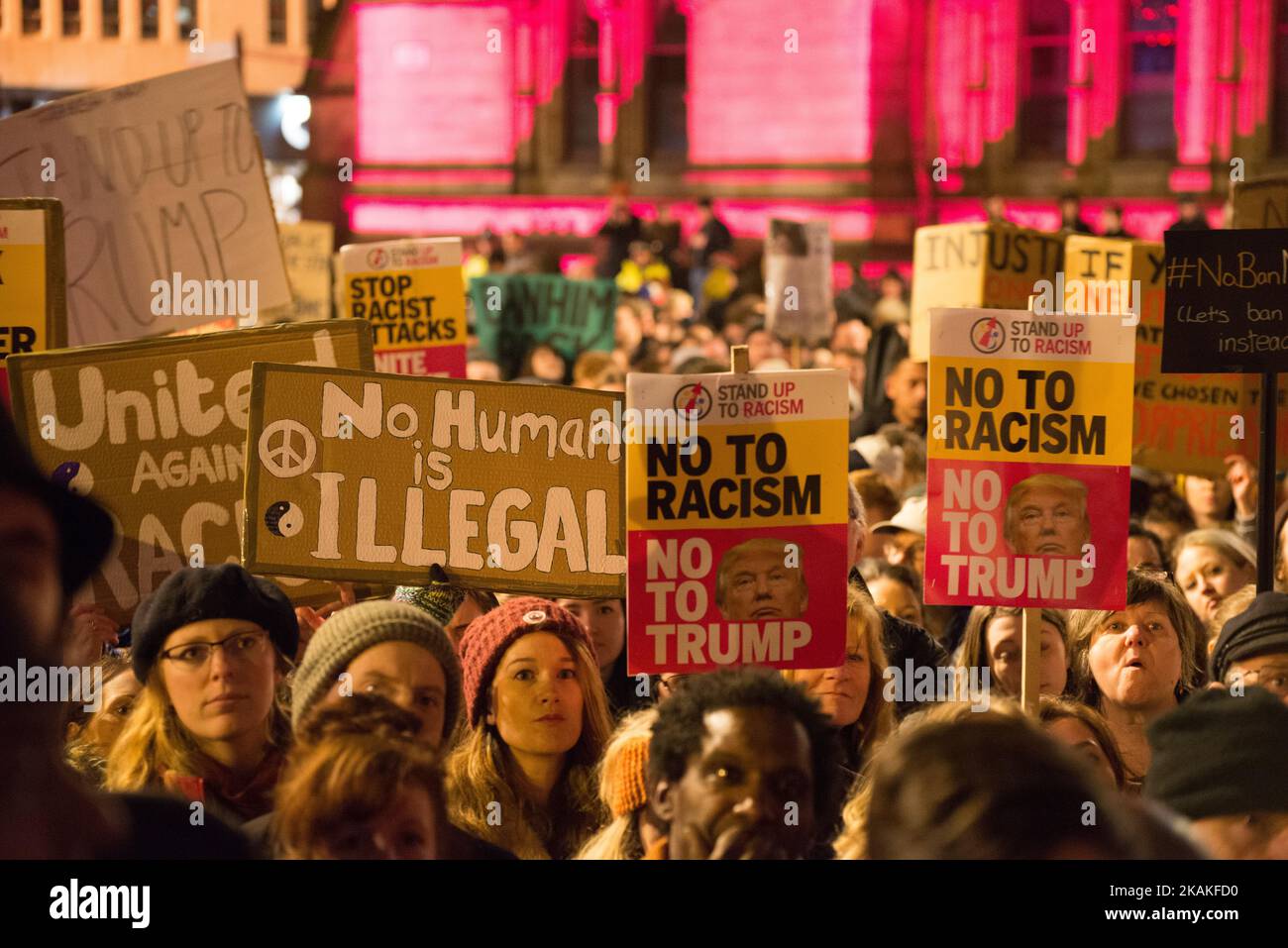 La gente partecipa a una manifestazione contro Trump Â ‘BanÂ musulmano’ lunedì 30 gennaio 2017 a Manchester, Regno Unito. La manifestazione, che è avvenuta in solidarietà con altre manifestazioni in altre città, è stata spinta dalla firma da parte del presidente Trump di un ordine esecutivo che ha fermato l'intero programma per i rifugiati degli Stati Uniti e ha vietato chiunque provenga da Iran, Iraq, Libia, Somalia, Sudan, Siria e Yemen, nonché persone con doppia nazionalità. (Foto di Jonathan Nicholson/NurPhoto) *** Please use Credit from Credit Field *** Foto Stock