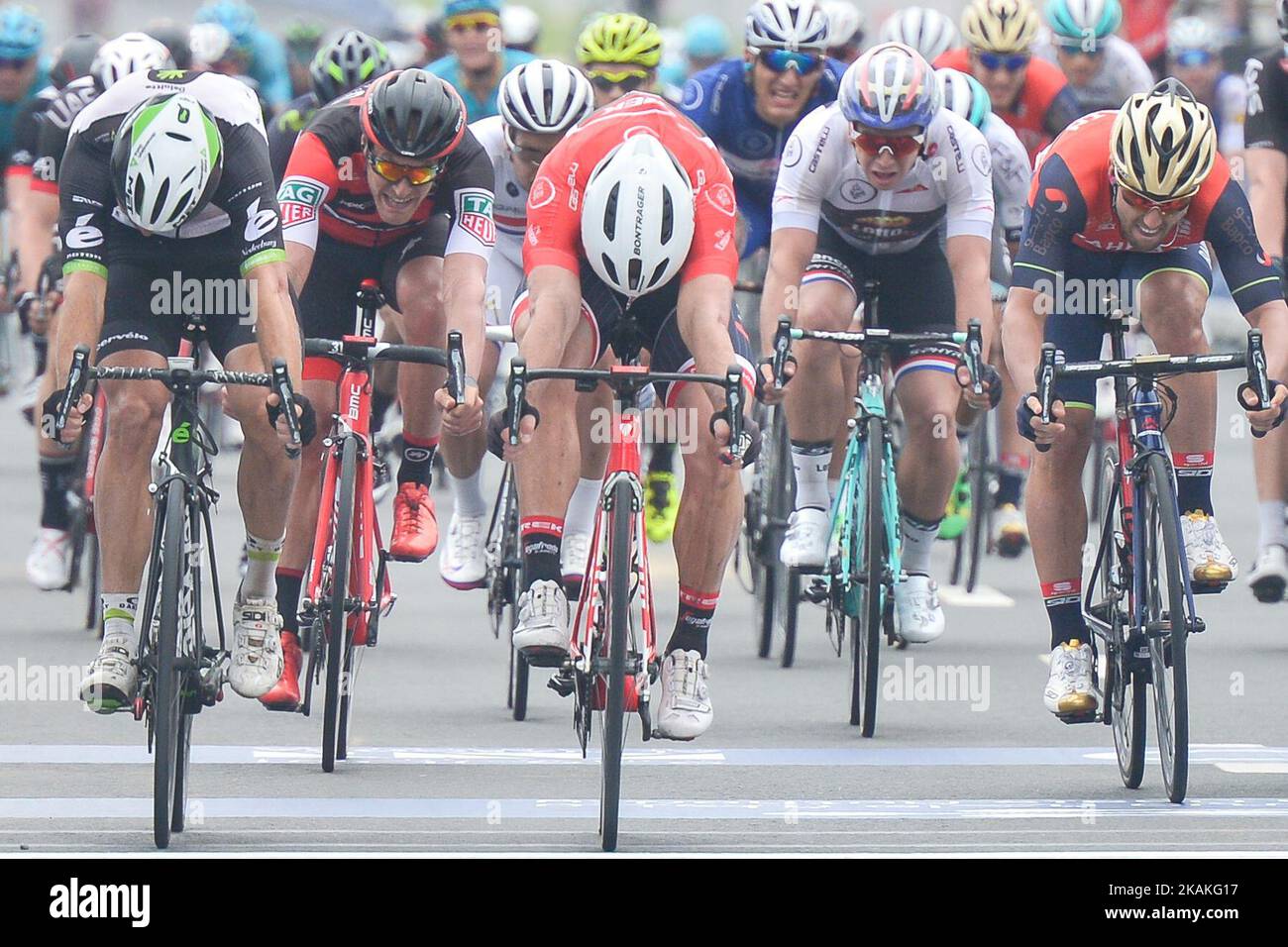 Il tedesco John Devenkolb (Center, Red Jersey) di Trek Segafredo vince il 200km° di Dubai Silicon Oasis terza tappa del Dubai Tour 2017, con un inizio dal DIMS - Dubai International Marina Club, e termina ad al Aqah con vista sul Golf of Oman. Il Tour di Dubai 2017 si svolge dal 31st gennaio al 4th febbraio. Mercoledì 2 febbraio 2017, ad al Aqah, Emirati Arabi Uniti. Foto di Artur Widak *** Please use Credit from Credit Field *** Foto Stock