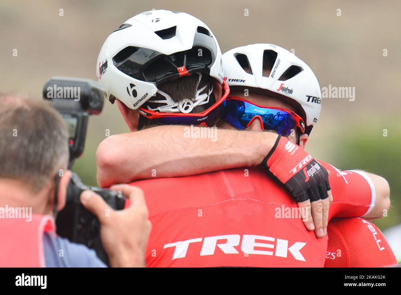 John Devenkolb tedesco di Trek Segafredo si è congratulato con Michael Gogl, subito dopo aver vinto il 200km° della Dubai Silicon Oasis terza tappa del Dubai Tour 2017, con un inizio dal DIMS - Dubai International Marina Club, e un finale ad al Aqah che domina il Golf of Oman. Il Tour di Dubai 2017 si svolge dal 31st gennaio al 4th febbraio. Mercoledì 2 febbraio 2017, ad al Aqah, Emirati Arabi Uniti. Foto di Artur Widak *** Please use Credit from Credit Field *** Foto Stock