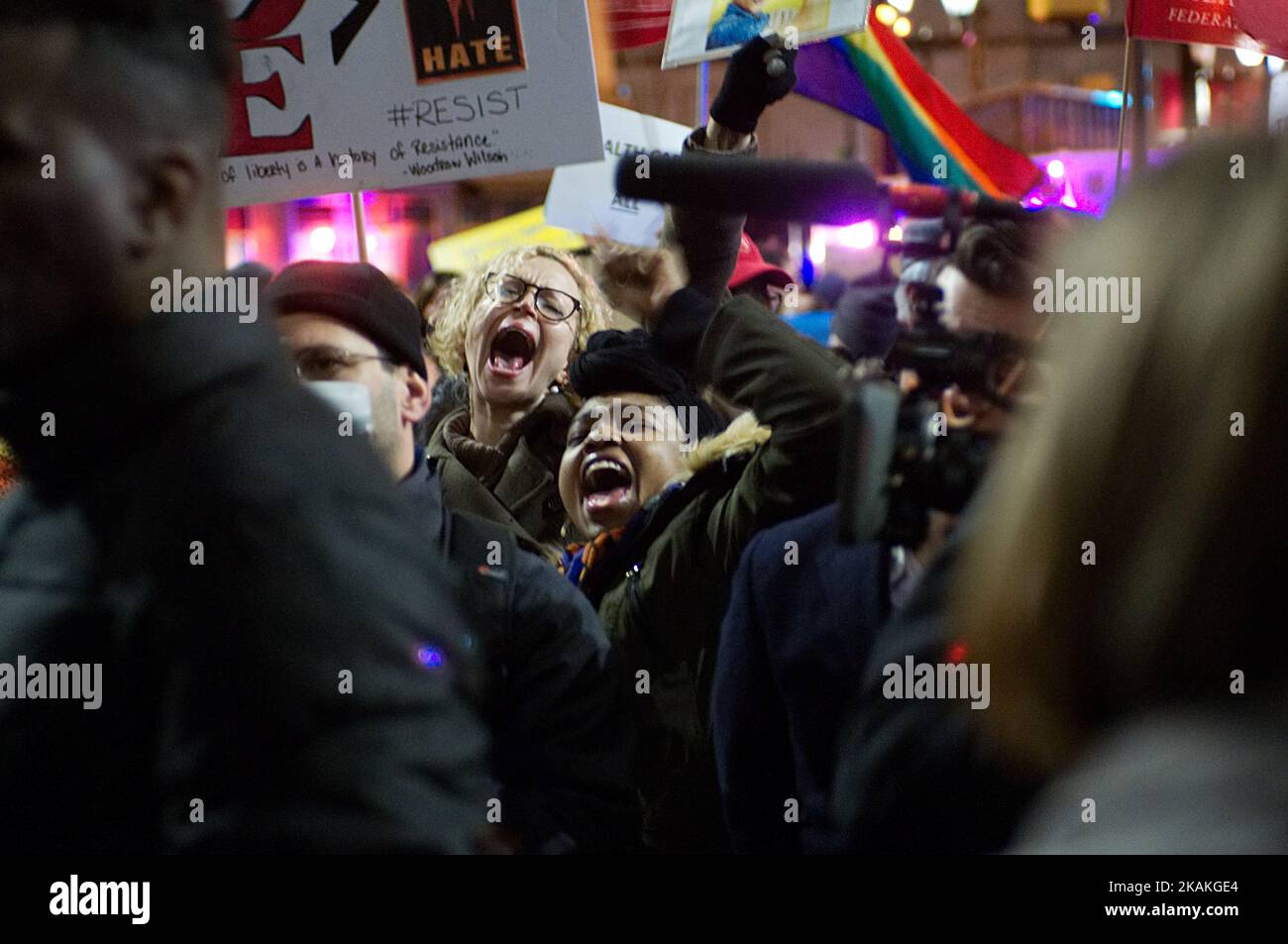 La gente si rallegrano durante una marcia di protesta contro la discriminazione del 2nd febbraio 2017 a Center City Philadelphia, Pennsylvania. (Foto di Bastiaan Slabbers/NurPhoto) *** Please use Credit from Credit Field *** Foto Stock