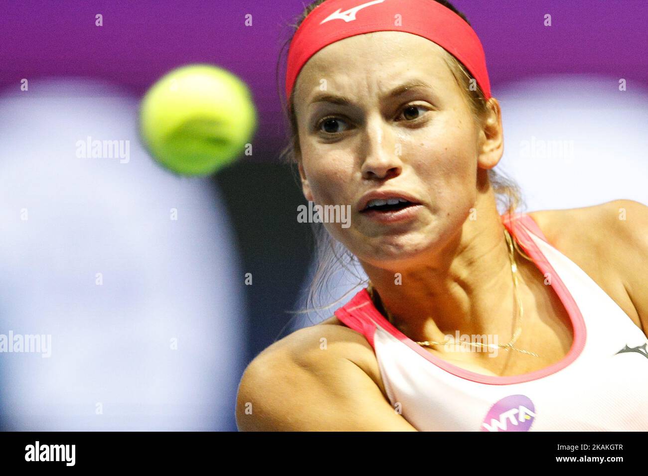 Yulia Putintseva del Kazakhstan durante la sua partita di quarti di finale contro Svetlana Kuznetsova della Russia al torneo di tennis del St. Petersburg Ladies Trophy il 3 febbraio 2017 a San Pietroburgo, Russia. (Foto di Mike Kireev/NurPhoto) *** Please use Credit from Credit Field *** Foto Stock