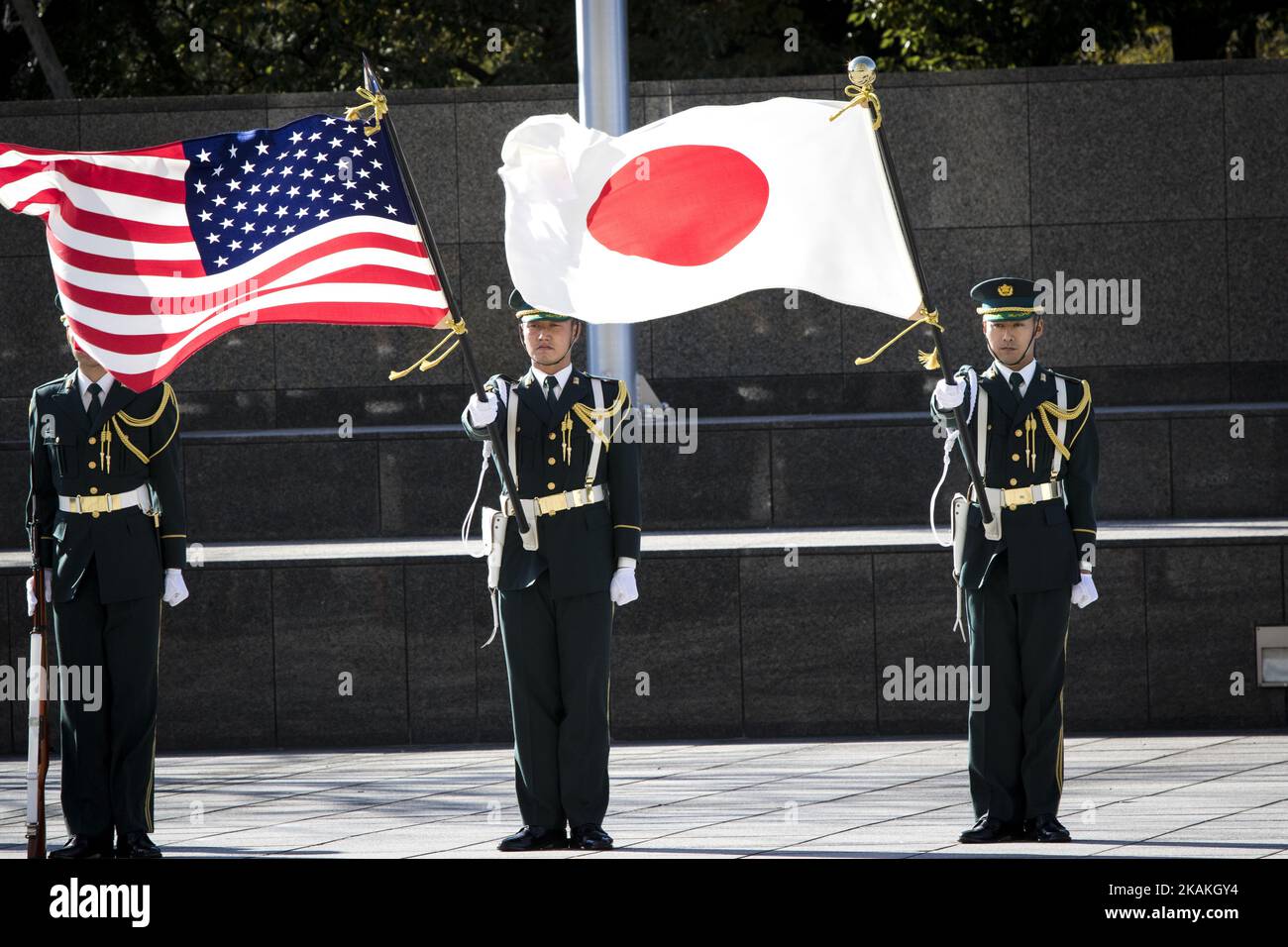 Bandiera giapponese ed americana è vista durante la visita del segretario americano della difesa Jim Mattis al Ministero della difesa a Tokyo, Giappone, 4 febbraio 2017.(Photo by Richard Atrero de Guzman/NurPhoto) *** Please use Credit from Credit Field *** Foto Stock