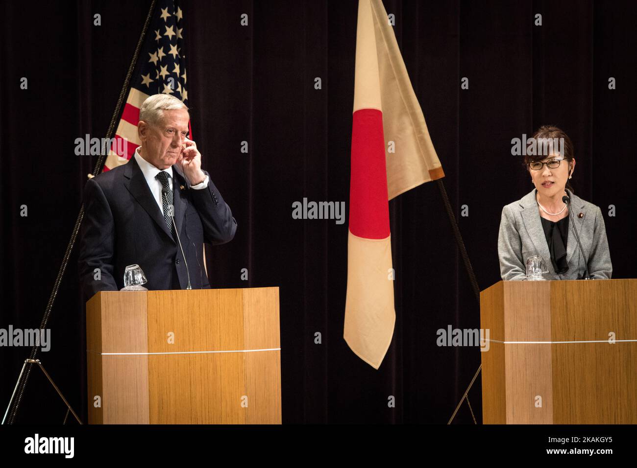 Il Segretario della Difesa statunitense Jim Mattis, di sinistra, e il Ministro giapponese Tomomi Inada partecipano alla loro conferenza stampa congiunta al Ministero della Difesa di Tokyo, sabato 4 febbraio 2017.(Photo by Richard Atrero de Guzman/NurPhoto) *** Please use Credit from Credit Field *** Foto Stock