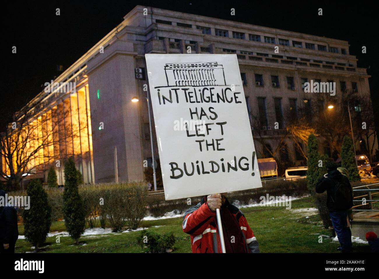 Diverse migliaia di persone sono state viste sulla piazza della Vittoria di fronte alla sede del governo, dimostrando contro la proposta del governo di allentare la legislazione anti-innesto il 3 febbraio 2017. Recentemente il partito al governo del Partito socialdemocratico (PSD) ha proposto una legislazione che avrebbe come conseguenza la perdonazione di numerosi funzionari governativi che sfuggono all'azione penale per corruzione, tra cui il capo del partito al governo Liviu Dragnea. (Foto di Jaap Arriens/NurPhoto) *** Please use Credit from Credit Field *** Foto Stock