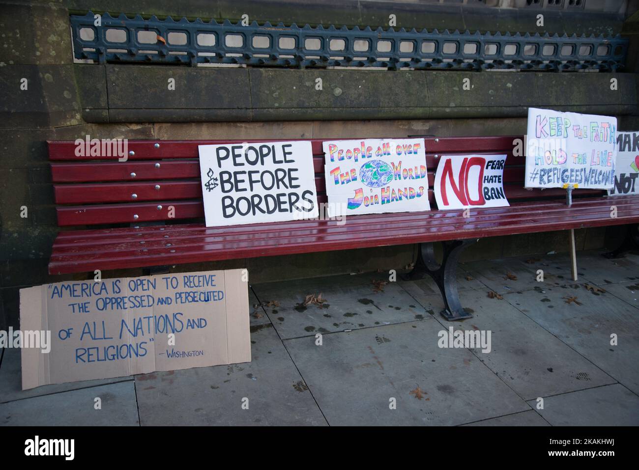 Cartelloni a una manifestazione anti-Trump Â ‘Muslim BanÂ’ sabato 4 febbraio 2017 a Manchester, Regno Unito. La manifestazione, che è avvenuta in solidarietà con altre manifestazioni in altre città, è stata spinta dalla firma da parte del presidente Trump di un ordine esecutivo che ha fermato l'intero programma per i rifugiati degli Stati Uniti e ha vietato chiunque provenga da Iran, Iraq, Libia, Somalia, Sudan, Siria e Yemen, nonché persone con doppia nazionalità. (Foto di Jonathan Nicholson/NurPhoto) *** Please use Credit from Credit Field *** Foto Stock