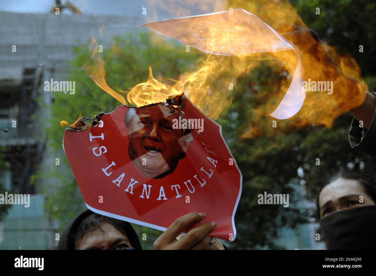 Decine di manifestanti hanno bruciato manifesti del presidente anti-Trump Donald Trump davanti all’ambasciatore degli Stati Uniti a Jalan Merdeka Selatan, Jakarta, il 4 febbraio 2017. L’elezione del presidente degli Stati Uniti Donald Trump rende tutti i cittadini del mondo arrabbiati e fa dimostrazioni a causa delle politiche adottate dai dirigenti del governo contro Trump, proibisce l’ingresso di cittadini di sette paesi musulmani negli Stati Uniti. (Foto di Dasril Roszandi/NurPhoto) *** Please use Credit from Credit Field *** Foto Stock