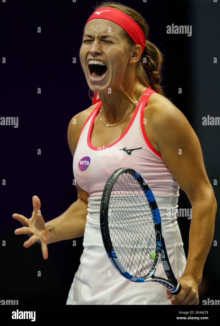 Yulia Putintseva del Kazakhstan reagisce durante la sua finale contro Kristina Mladenovic di Francia al torneo di tennis del St. Petersburg Ladies Trophy il 5 febbraio 2017 a St. Petersburg, Russia. (Foto di Mike Kireev/NurPhoto) *** Please use Credit from Credit Field *** Foto Stock