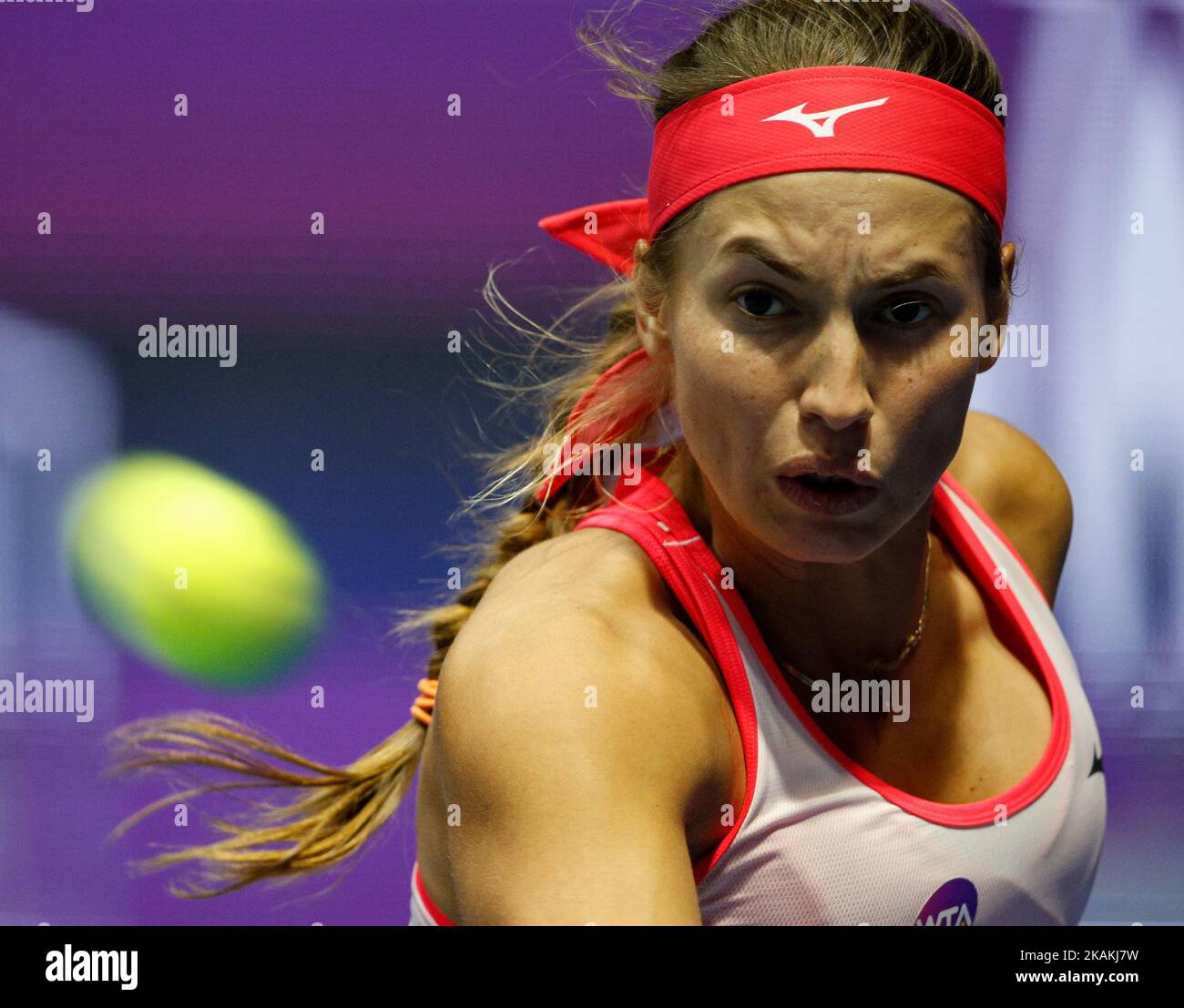 Yulia Putintseva del Kazakhstan durante la sua finale contro Kristina Mladenovic di Francia al torneo di tennis del St. Petersburg Ladies Trophy il 5 febbraio 2017 a St. Petersburg, Russia. (Foto di Mike Kireev/NurPhoto) *** Please use Credit from Credit Field *** Foto Stock