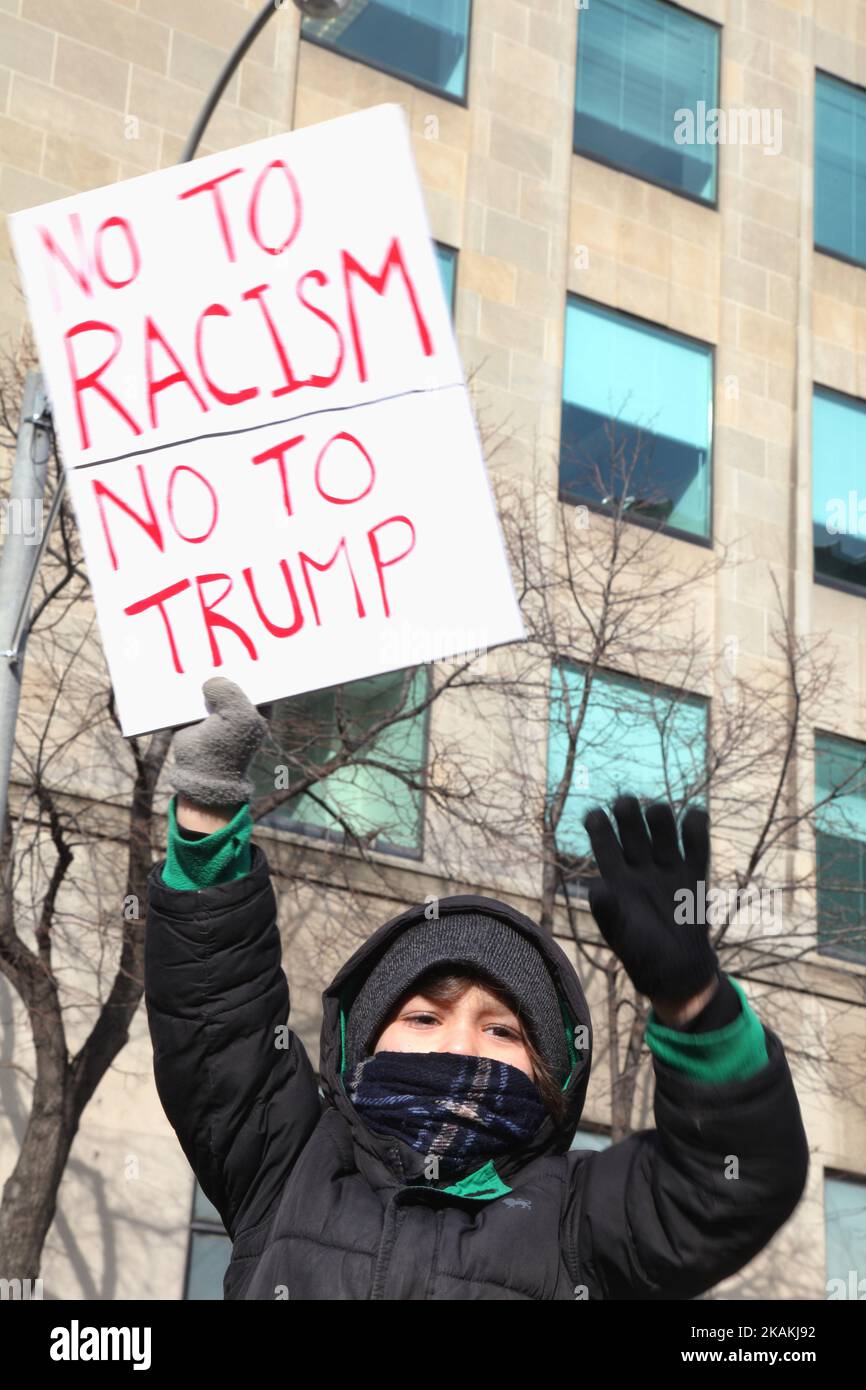 Boy ha un segno che dice "No al razzismo, No a Trump" mentre migliaia di canadesi partecipano a una massiccia protesta contro il divieto di viaggio del presidente Trump ai musulmani durante la Giornata nazionale d'azione contro l'islamofobia e la supremazia bianca nel centro di Toronto, Ontario, Canada, il 04 febbraio 2017. I canadesi si sono Uniti a paesi di tutto il mondo nel protestare contro l'ordine esecutivo del presidente americano Donald Trump, vietando i cittadini di sette paesi musulmani a maggioranza (Iran, Iraq, Sudan, Somalia, Siria, Yemen e Libia) di entrare negli Stati Uniti per i prossimi tre mesi e di vietare i rifugiati siriani Foto Stock