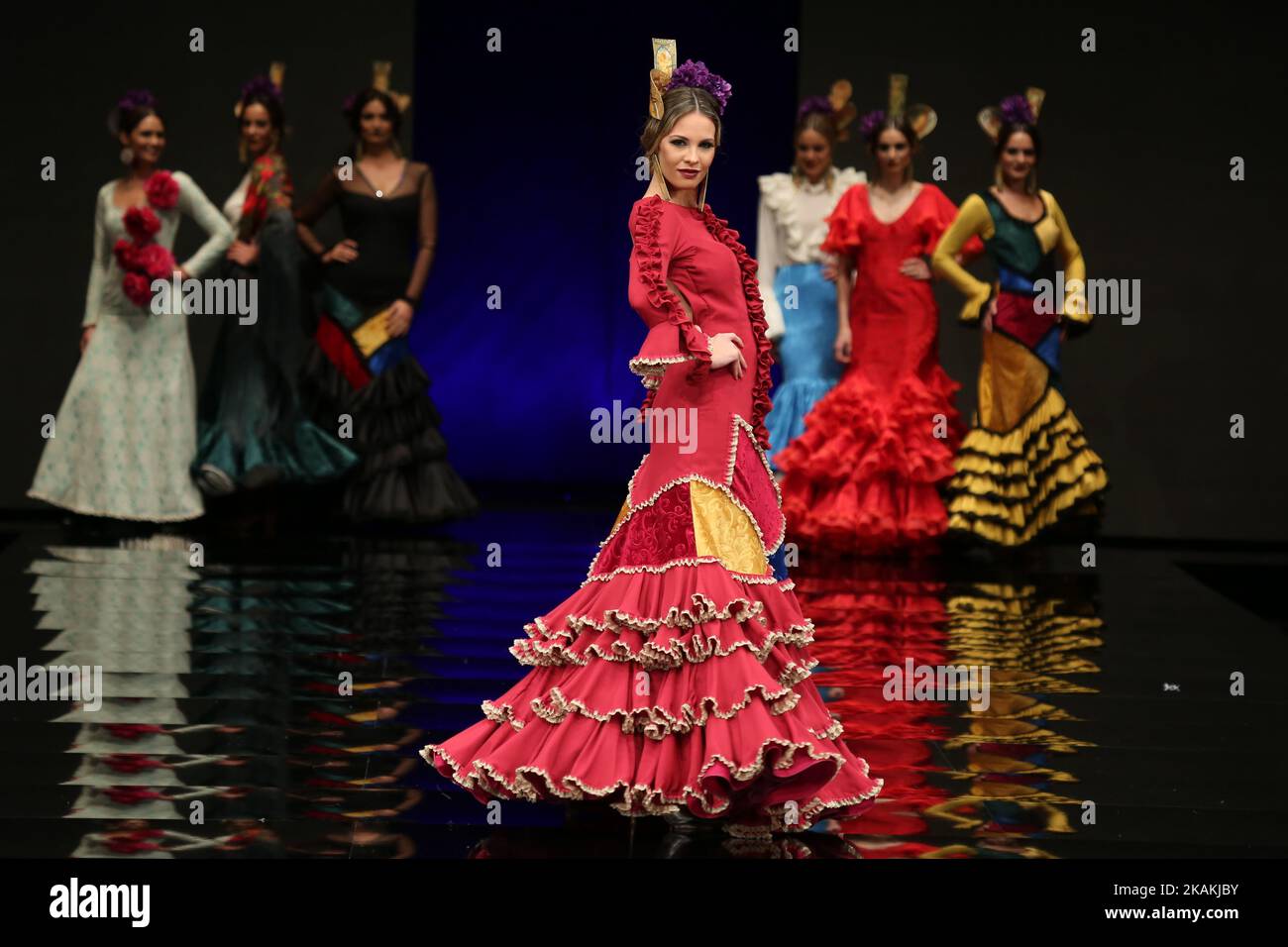 Model Walks la pista SIMOF 17 (International Flamenco Fashion) a Siviglia,  Spagna il 5 febbraio 2017. Da marche già diciassette anni, Siviglia si  converte nel mondo capitale della moda fiammingo della mano