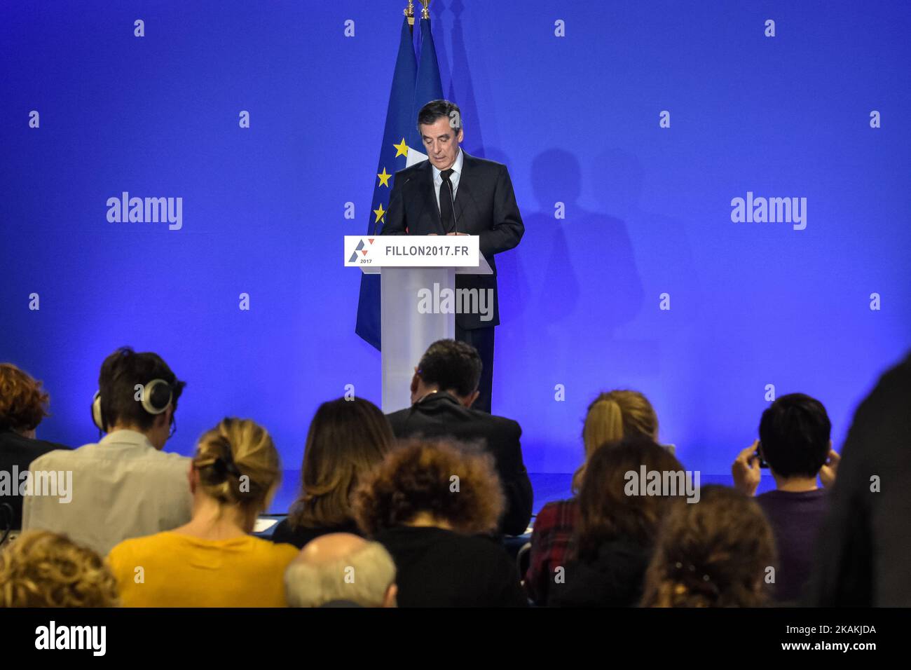 Candidato francese alle elezioni presidenziali per il partito di destra Les Republicains (LR) Francois Fillon dà una conferenza stampa incentrata sulle accuse di 'falso lavoro', il 6 febbraio 2017 presso la sua sede della campagna a Parigi. L'offerta presidenziale di Fillon è stata floundering da quando è emerso che la sua moglie Penelope ha guadagnato più di 800.000 euro ($860.000) in un decennio come aiutante parlamentare a suo marito e un alleato. (Foto di Julien Mattia/NurPhoto) *** Please use Credit from Credit Field *** Foto Stock