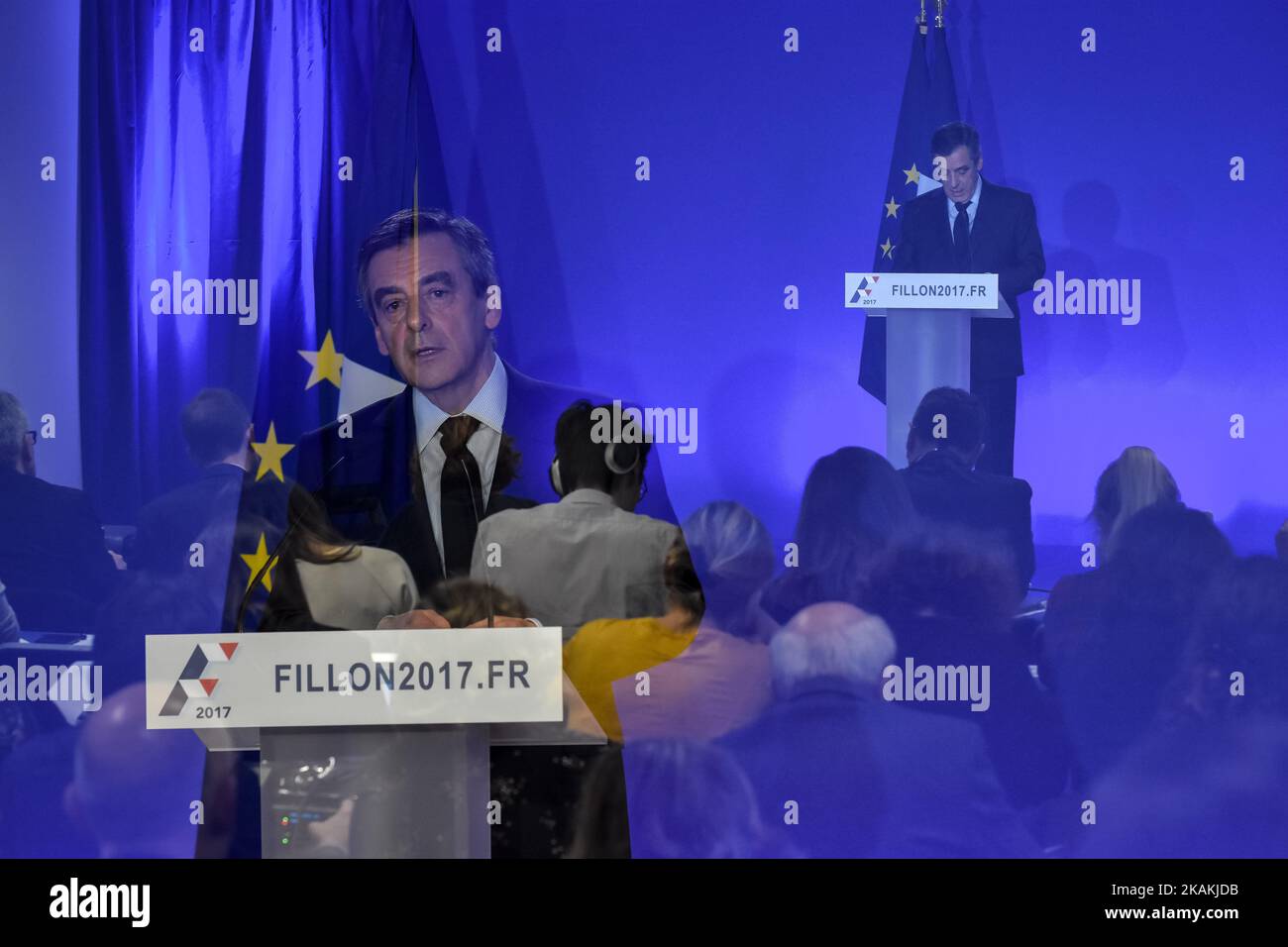 Candidato francese alle elezioni presidenziali per il partito di destra Les Republicains (LR) Francois Fillon dà una conferenza stampa incentrata sulle accuse di 'falso lavoro', il 6 febbraio 2017 presso la sua sede della campagna a Parigi. L'offerta presidenziale di Fillon è stata floundering da quando è emerso che la sua moglie Penelope ha guadagnato più di 800.000 euro ($860.000) in un decennio come aiutante parlamentare a suo marito e un alleato. (Foto di Julien Mattia/NurPhoto) *** Please use Credit from Credit Field *** Foto Stock