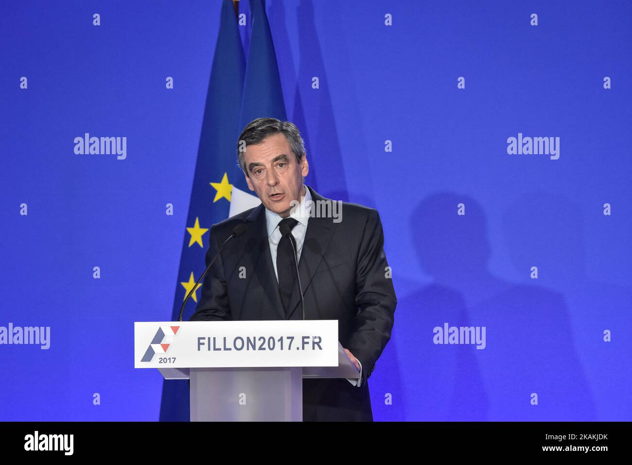 Candidato francese alle elezioni presidenziali per il partito di destra Les Republicains (LR) Francois Fillon dà una conferenza stampa incentrata sulle accuse di 'falso lavoro', il 6 febbraio 2017 presso la sua sede della campagna a Parigi. L'offerta presidenziale di Fillon è stata floundering da quando è emerso che la sua moglie Penelope ha guadagnato più di 800.000 euro ($860.000) in un decennio come aiutante parlamentare a suo marito e un alleato. (Foto di Julien Mattia/NurPhoto) *** Please use Credit from Credit Field *** Foto Stock