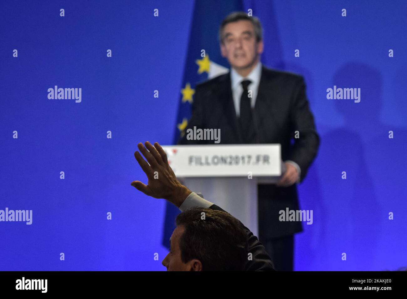 Candidato francese alle elezioni presidenziali per il partito di destra Les Republicains (LR) Francois Fillon dà una conferenza stampa incentrata sulle accuse di 'falso lavoro', il 6 febbraio 2017 presso la sua sede della campagna a Parigi. L'offerta presidenziale di Fillon è stata floundering da quando è emerso che la sua moglie Penelope ha guadagnato più di 800.000 euro ($860.000) in un decennio come aiutante parlamentare a suo marito e un alleato. (Foto di Julien Mattia/NurPhoto) *** Please use Credit from Credit Field *** Foto Stock