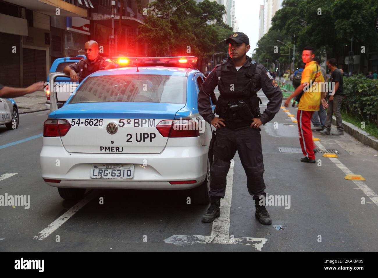 Grande forza di polizia è stata mobilitata per contenere gli atti di vandalismo nel centro di Rio. Anche le armi da fuoco (armi letali) sono state utilizzate dalla polizia. Strade del centro di Rio de Janeiro, Brasile, ha vissuto momenti di caos questo Giovedi, 9 febbraio 2017. Migliaia di manifestanti hanno protestato contro le misure di austerità governative volte a controllare la crisi economica che ha colpito lo stato di Rio de Janeiro. Gennaio. Polizia e manifestanti si sono scontrati e ci sono stati atti di vandalismo, con negozi saccheggiati e finestre rotte. (Foto di Luiz Souza/NurPhoto) *** Please use Credit from Credit Field *** Foto Stock
