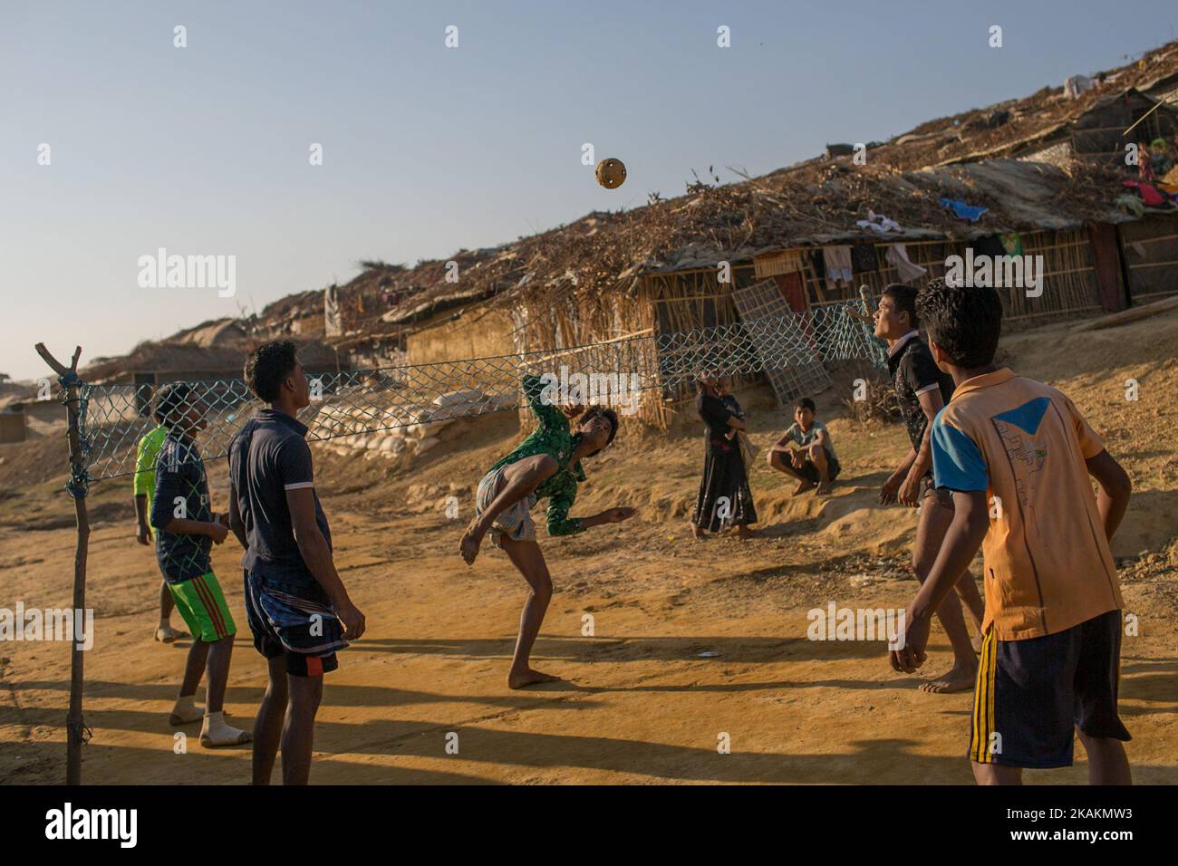 I Rohingya boyes giocano il chinlon, gli sport nazionali del Myanmar nel campo profughi di Kutupalong, il Bazar di Cox, Bangladesh, il 13 febbraio 2017. Dopo gli attacchi dei militanti Rohingya ai posti di polizia di frontiera il 9 ottobre 2016, i militari birmani hanno intrapreso una serie di Â “bonifica operationsÂ” nello stato settentrionale di Rakhine. Le forze di sicurezza sono accusate di eseguire uomini, donne e bambini, di saccheggiare beni e di bruciare almeno 1.500 case e altri edifici. Più di 69.000 Rohingya sono fuggiti in Bangladesh. Attualmente il numero è superiore a 70.000. (Foto di Turjoy Chowdhury/NurPhoto) *** Please use Credit fr Foto Stock