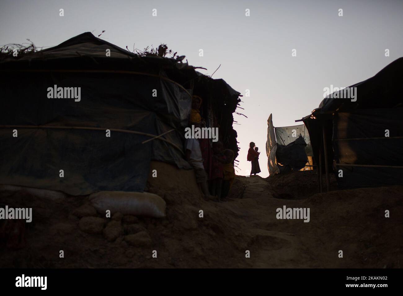 Una ragazza Rohingya sta tenendo un bambino al campo profughi di Kutupalong, Bazar di Cox, Bangladesh il 13 febbraio 2017. Dopo gli attacchi dei militanti Rohingya ai posti di polizia di frontiera il 9 ottobre 2016, i militari birmani hanno intrapreso una serie di Â “bonifica operationsÂ” nello stato settentrionale di Rakhine. Le forze di sicurezza sono accusate di eseguire uomini, donne e bambini, di saccheggiare beni e di bruciare almeno 1.500 case e altri edifici. Più di 69.000 Rohingya sono fuggiti in Bangladesh. Attualmente il numero è superiore a 70.000. (Foto di Turjoy Chowdhury/NurPhoto) *** Please use Credit from Credit Field *** Foto Stock