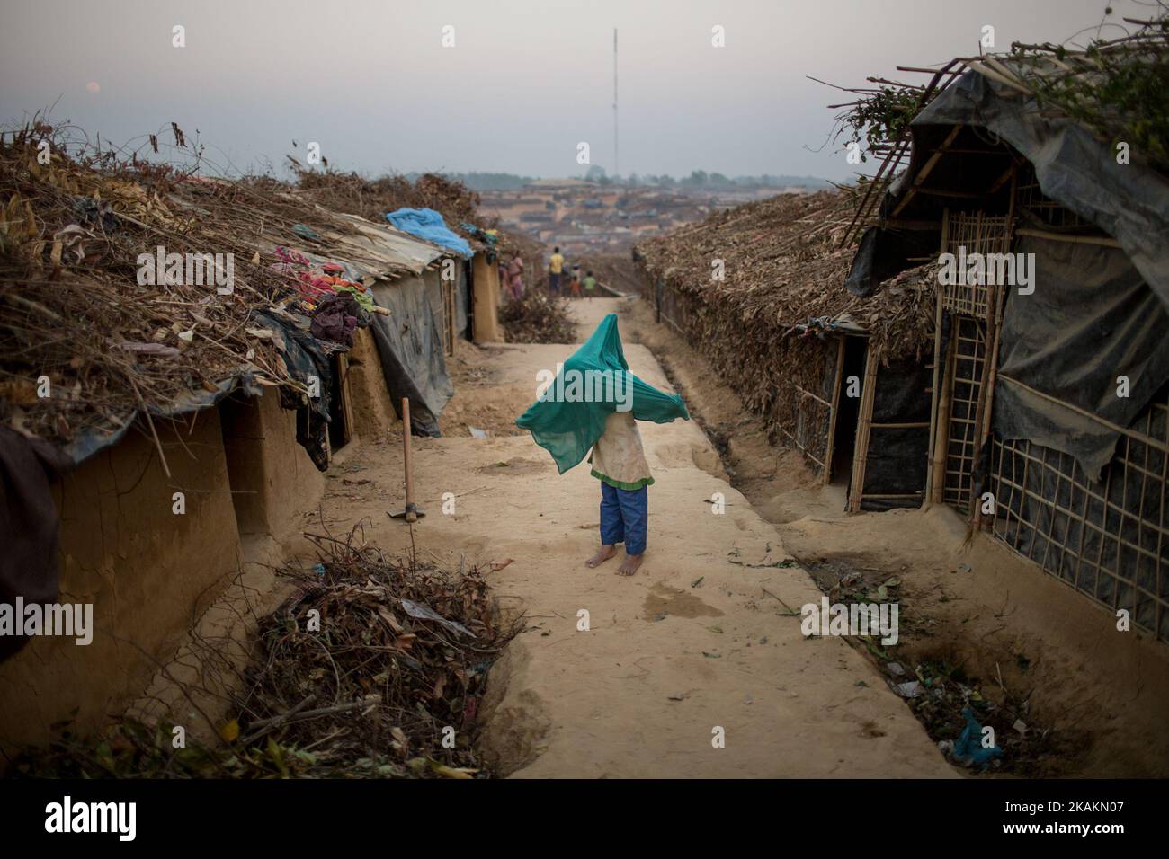 Una bambina di Rohingya fissa la sua sciarpa al campo profughi di Kutupalong, Bazar di Cox, Bangladesh il 13 febbraio 2017. Dopo gli attacchi dei militanti Rohingya ai posti di polizia di frontiera il 9 ottobre 2016, i militari birmani hanno intrapreso una serie di Â “bonifica operationsÂ” nello stato settentrionale di Rakhine. Le forze di sicurezza sono accusate di eseguire uomini, donne e bambini, di saccheggiare beni e di bruciare almeno 1.500 case e altri edifici. Più di 69.000 Rohingya sono fuggiti in Bangladesh. Attualmente il numero è superiore a 70.000. (Foto di Turjoy Chowdhury/NurPhoto) *** Please use Credit from Credit Field *** Foto Stock