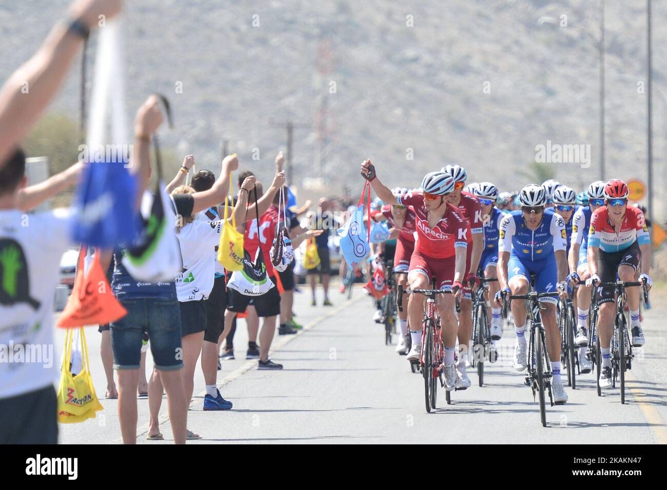 Un peloton di piloti durante la fase di apertura, a 176,5 km da al Sawadi Beach al Parco Naseem del 2017 giro in bicicletta di Oman. Martedì 14 febbraio 2017 a Mascate, Oman. Foto di Artur Widak *** si prega di utilizzare credito da campo di credito *** Foto Stock