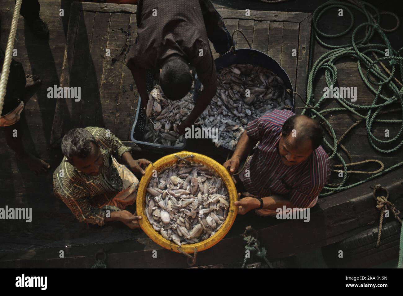 I Bangladesi vendono il loro pesce alla nave aliya Nautical al Bazaar Water di Cox in Bangladesh il 13 febbraio 2017. Oltre 31 organizzazioni non governative (ONG) comprendono Mapim e Kelab Putra 1 Malaysia provenienti da Malaysia, Indonesia, Cina, Francia, Germania, La Turchia e gli Stati Uniti portano quasi 2000 tonnellate includono la medicina, il cibo, l'olio da cucina e stoffa sono stati inviati alla minoranza etnica Rohingya nel Bazaar Cox e Teknaf. (Foto di Samsul Said/NurPhoto) *** Please use Credit from Credit Field *** Foto Stock