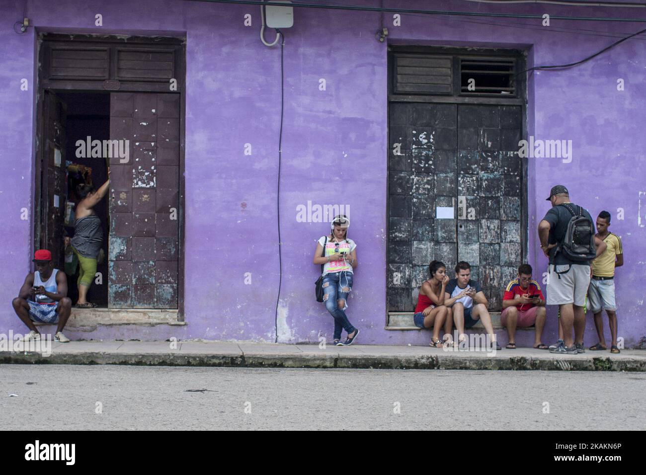 Internet a Cuba è problematico, costoso e controllato dal governo. Nonostante la recente infiltrazione di reti Wi-Fi nella nazione caraibica, solo il 5% del popolo cubano può accedere a Internet. Dal momento che il ritardo tecnologico ha sempre reso difficile, il collegamento è stato limitato a determinate professioni: Funzionari, militari, medici, ingegneri, artisti, accademici, giornalisti e turisti. (Foto di Alvaro Fuente/NurPhoto) *** Please use Credit from Credit Field *** Foto Stock