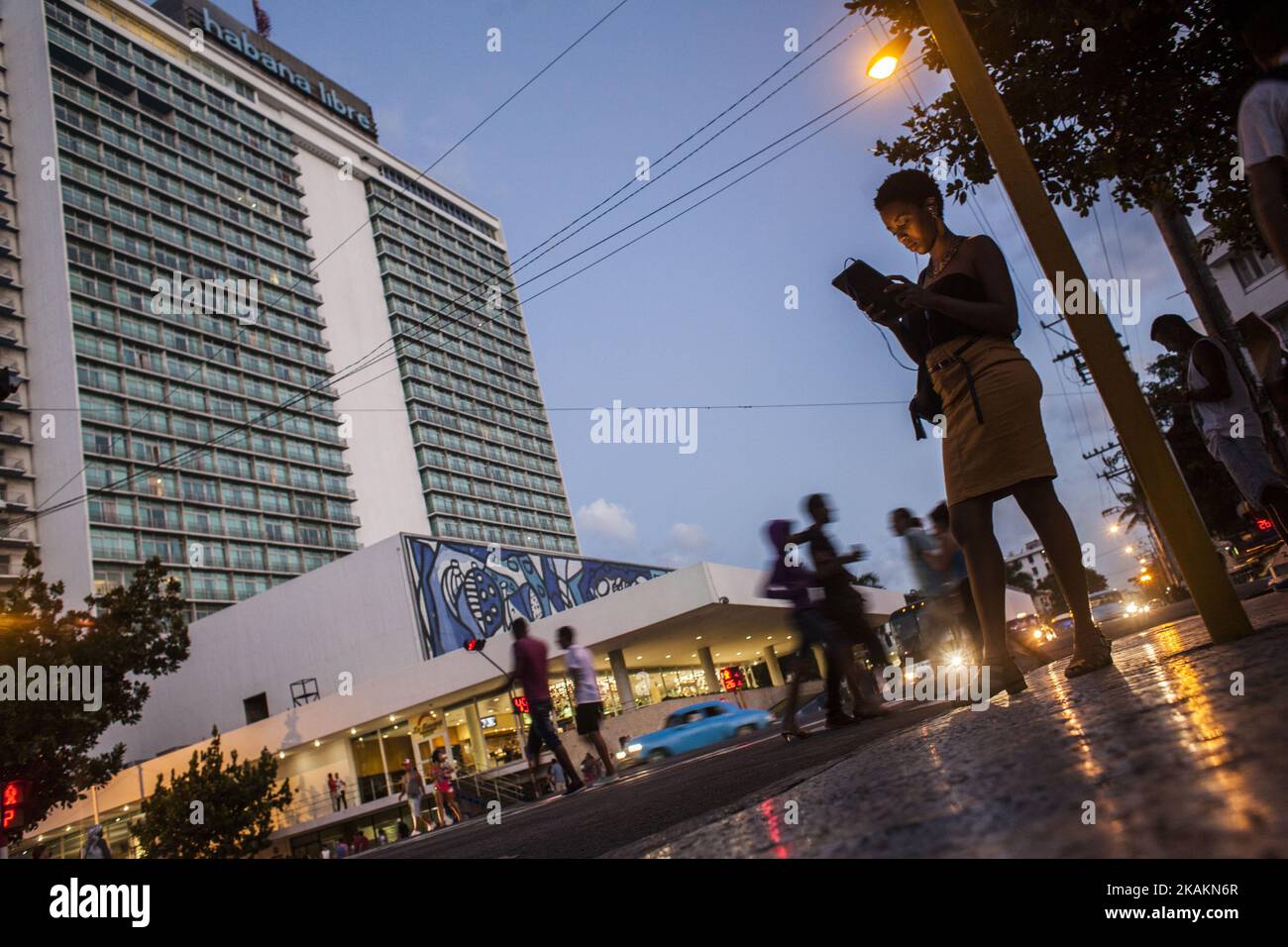 Internet a Cuba è problematico, costoso e controllato dal governo. Nonostante la recente infiltrazione di reti Wi-Fi nella nazione caraibica, solo il 5% del popolo cubano può accedere a Internet. Dal momento che il ritardo tecnologico ha sempre reso difficile, il collegamento è stato limitato a determinate professioni: Funzionari, militari, medici, ingegneri, artisti, accademici, giornalisti e turisti. (Foto di Alvaro Fuente/NurPhoto) *** Please use Credit from Credit Field *** Foto Stock