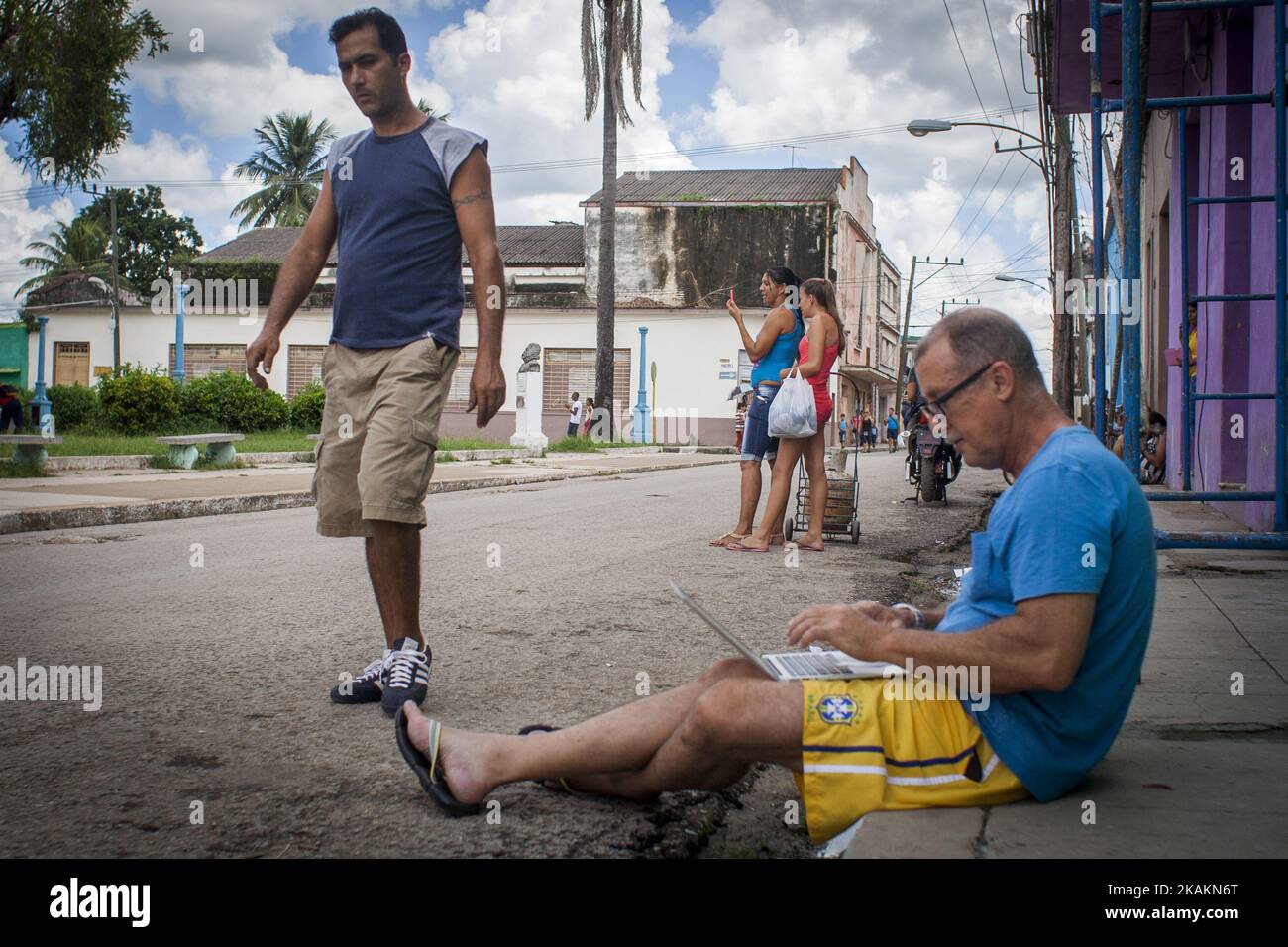 Internet a Cuba è problematico, costoso e controllato dal governo. Nonostante la recente infiltrazione di reti Wi-Fi nella nazione caraibica, solo il 5% del popolo cubano può accedere a Internet. Dal momento che il ritardo tecnologico ha sempre reso difficile, il collegamento è stato limitato a determinate professioni: Funzionari, militari, medici, ingegneri, artisti, accademici, giornalisti e turisti. (Foto di Alvaro Fuente/NurPhoto) *** Please use Credit from Credit Field *** Foto Stock
