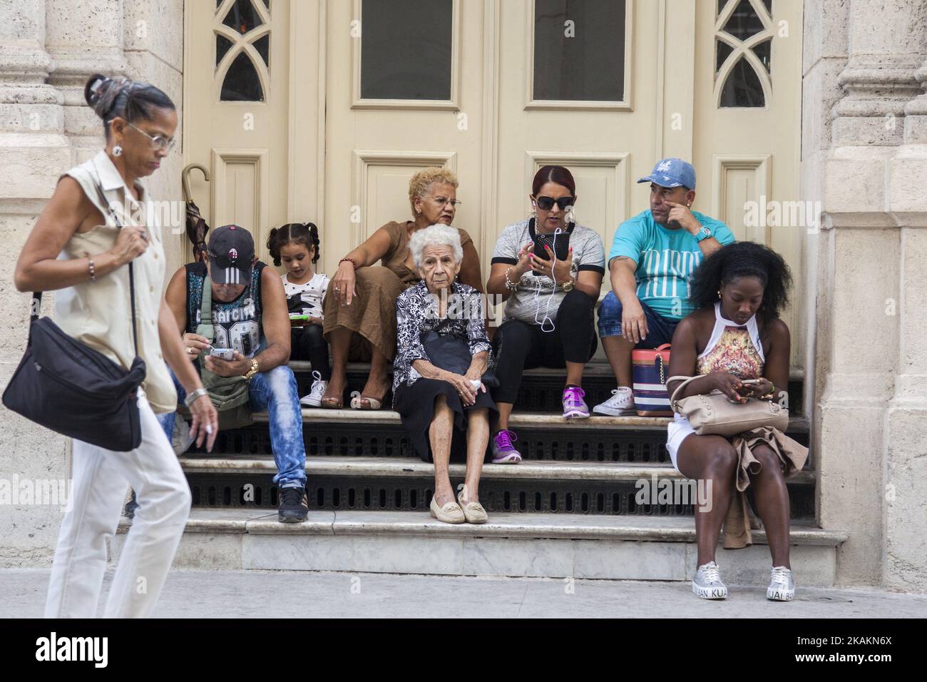 Internet a Cuba è problematico, costoso e controllato dal governo. Nonostante la recente infiltrazione di reti Wi-Fi nella nazione caraibica, solo il 5% del popolo cubano può accedere a Internet. Dal momento che il ritardo tecnologico ha sempre reso difficile, il collegamento è stato limitato a determinate professioni: Funzionari, militari, medici, ingegneri, artisti, accademici, giornalisti e turisti. (Foto di Alvaro Fuente/NurPhoto) *** Please use Credit from Credit Field *** Foto Stock