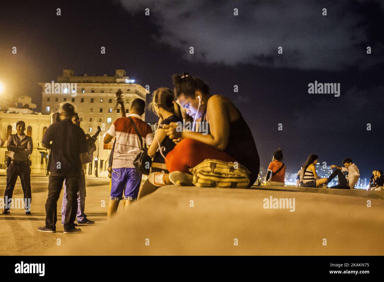 Internet a Cuba è problematico, costoso e controllato dal governo. Nonostante la recente infiltrazione di reti Wi-Fi nella nazione caraibica, solo il 5% del popolo cubano può accedere a Internet. Dal momento che il ritardo tecnologico ha sempre reso difficile, il collegamento è stato limitato a determinate professioni: Funzionari, militari, medici, ingegneri, artisti, accademici, giornalisti e turisti. (Foto di Alvaro Fuente/NurPhoto) *** Please use Credit from Credit Field *** Foto Stock