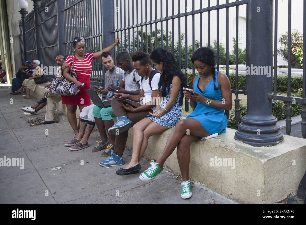 Internet a Cuba è problematico, costoso e controllato dal governo. Nonostante la recente infiltrazione di reti Wi-Fi nella nazione caraibica, solo il 5% del popolo cubano può accedere a Internet. Dal momento che il ritardo tecnologico ha sempre reso difficile, il collegamento è stato limitato a determinate professioni: Funzionari, militari, medici, ingegneri, artisti, accademici, giornalisti e turisti. (Foto di Alvaro Fuente/NurPhoto) *** Please use Credit from Credit Field *** Foto Stock