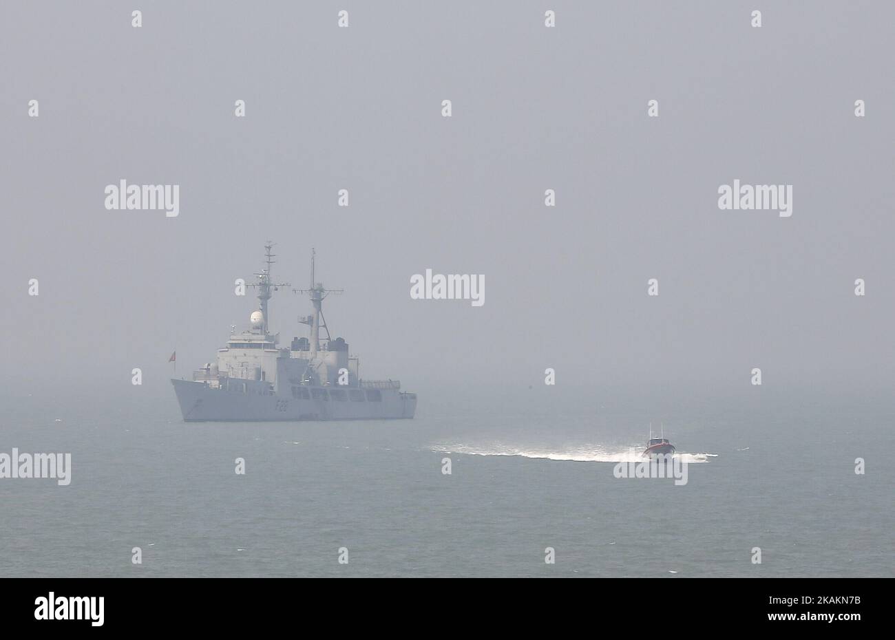 Bangladesh Navy Boat è visto al Cox's Bazaar Water in Bangladesh il 13 febbraio 2017. Oltre 31 organizzazioni non governative (ONG) comprendono Mapim e Kelab Putra 1 Malaysia provenienti da Malaysia, Indonesia, Cina, Francia, Germania, La Turchia e gli Stati Uniti portano quasi 2000 tonnellate includono la medicina, il cibo, l'olio da cucina e stoffa sono stati inviati alla minoranza etnica Rohingya nel Bazaar Cox e Teknaf. (Foto di Samsul Said/NurPhoto) *** Please use Credit from Credit Field *** Foto Stock