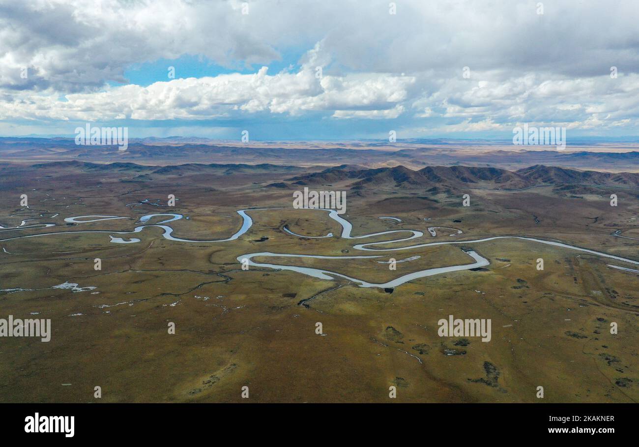 (221103) -- ABA, 3 novembre 2022 (Xinhua) -- questa foto aerea scattata il 19 ottobre 2022 mostra una vista del fiume rich nella contea di Ruoergai della prefettura autonoma tibetana-Qiang di Aba, provincia sudoccidentale del Sichuan. La Riserva Naturale Nazionale delle paludi di Ruoergai è stata istituita per proteggere l'ecosistema locale delle paludi di torba e le specie rare come la gru a collo nero. Nota per le vaste praterie disseminate di fiumi, laghi e paludi tortuosi, questa riserva naturale divenne una riserva a livello nazionale nel 1998, ed è stata designata come zona umida di importanza internazionale nel 2008. L'ambiente ecologico di protec Foto Stock