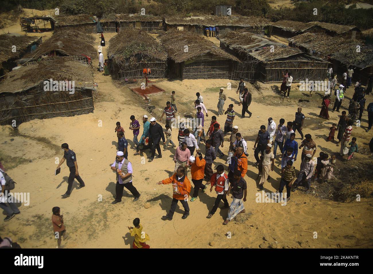 A Kelab Putra 1 Malesia Abdul Azeez Rahim con altre ONG visita il 15 febbraio 2017 il campo profughi di Balo Khali Rohingya, realizzato localmente in Bangladesh. Quasi 2000 mila Rohingya famiglia sono arrivati al campo di Balu Kali un mese fa che vive in un campo di fortuna dopo il conflitto nello stato di Rakhine iniziato l'ottobre dello scorso anno fuggire in Bangladesh. Più di 31 organizzazioni non governative (ONG) comprendono Mapim e Kelab Putra 1 Malaysia provenienti da Malaysia, Indonesia, Cina, Francia, Germania, E le forze congiunte degli Stati Uniti che portano quasi 2300 tonnellate di beni umanitari includono la medicina, il cibo, l'olio da cucina e stoffa erano sendin Foto Stock