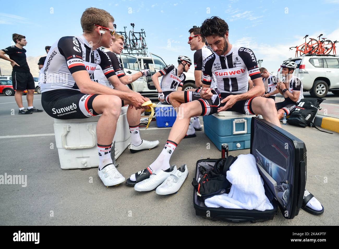 Piloti del TEAM tedesco SUNWEB, in vista della quinta tappa, a 152,5km da Sama'il a Jabal al Akhdhar (Green Mountain), al 2017° Tour ciclistico dell'Oman. Sabato 18 febbraio 2017, a Samail, Regione ad Dakhiliyah, Oman. Foto di Artur Widak *** Please use Credit from Credit Field *** Foto Stock