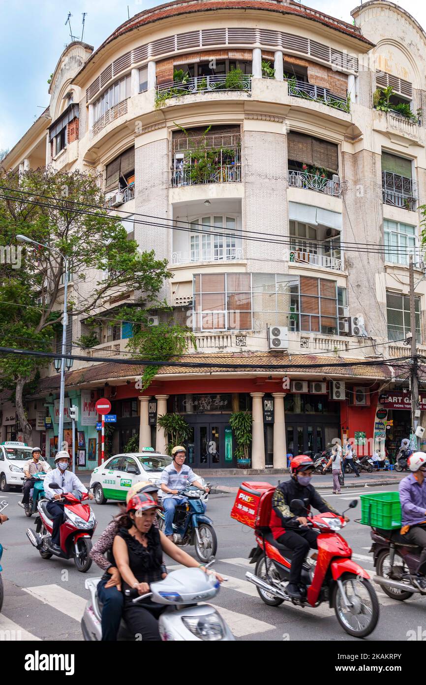 Traffico fuori dall'edificio in stile coloniale francese, ho Chi Minh City, Vietnam Foto Stock