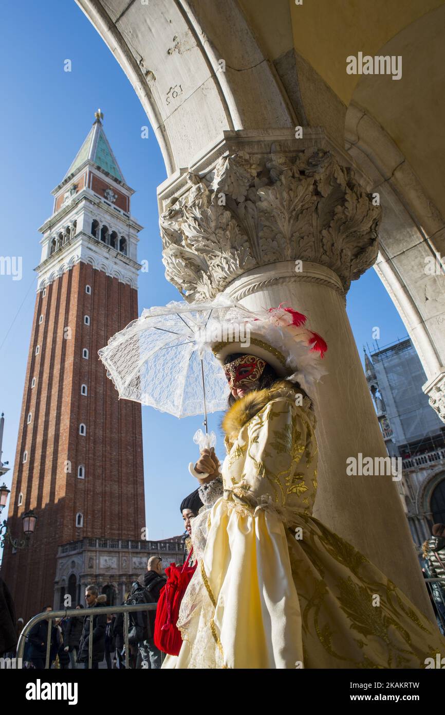 Carnevale di Venezia 2017 (11th - 28th febbraio). Il Carnevale di Venezia (in italiano: Carnevale di Venezia) è un festival annuale che si tiene a Venezia. Il Carnevale si conclude con la celebrazione cristiana della Quaresima, quaranta giorni prima di Pasqua, il martedì Shrove (Martedì grasso o Mardi grasso), il giorno prima del Mercoledì delle Ceneri. Il festival è famoso in tutto il mondo per le sue maschere elaborate. Nella foto sono esposte alcune maschere per fotografi e turisti (Foto di Roberto Silvino/NurPhoto) *** Please use Credit from Credit Field *** Foto Stock