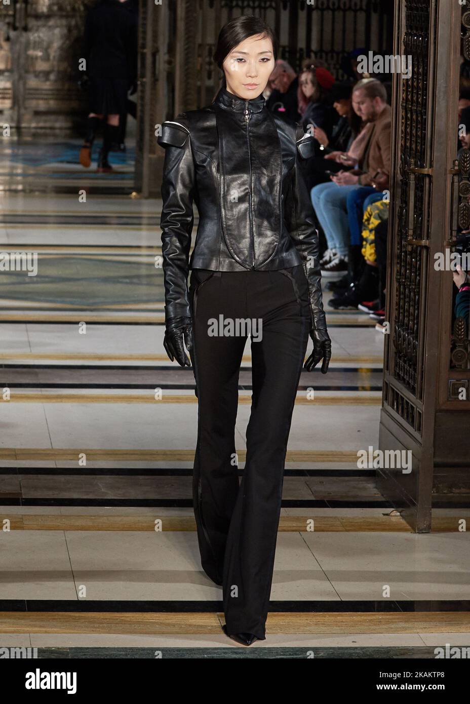 Un modello cammina la pista al Malan Breton show alla Fashion Scout durante la London Fashion Week 2017 collezioni febbraio il 18 febbraio 2017 a Londra, Inghilterra.(Photo by Karyn Louise/NurPhoto) *** Please use Credit from Credit Field *** Foto Stock