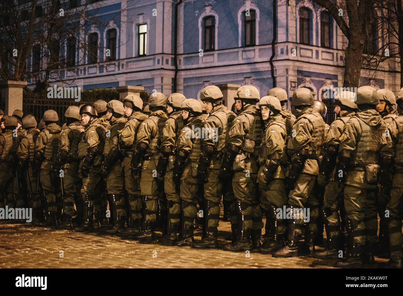 Le truppe interne hanno custodito il quartiere governativo a Kiev (Ucraina) il 20 febbraio 2017. L'Ucraina segna il terzo anniversario del picco di violenza durante il febbraio 2014 a Maidan, dove ha provocato la morte di almeno 100 attivisti della Rivoluzione della dignità (Maidan). (Foto di Pavlo Pakhomenko/NurPhoto) *** Please use Credit from Credit Field *** Foto Stock